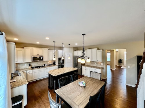 Large Executive Home In Lebanon Golf Community