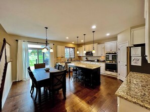 ثلاجة، ميكروويف، فرن، موقد طهي مسطح