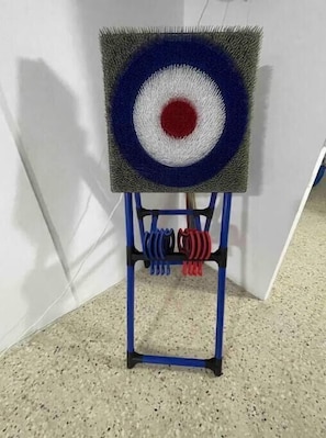 Une cible montée sur un support, avec un cadre bleu et un fond blanc.