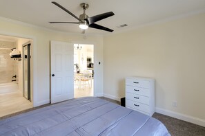 3 habitaciones, escritorio y tabla de planchar con plancha
