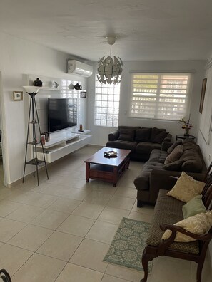 Smart TV - Stylish and cheerful 3 bedrooms house with hot tub.  Pet Friendly! (Dorado)
