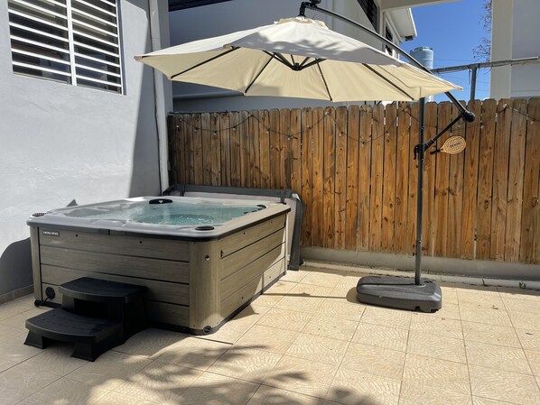 Outdoor spa tub - Stylish and cheerful 3 bedrooms house with hot tub. Pet Friendly! (Dorado)