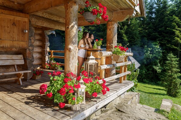 Romantic Cabin | Terrace/patio