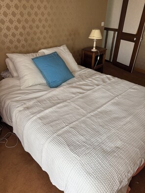 4 bedrooms, iron/ironing board, bed sheets