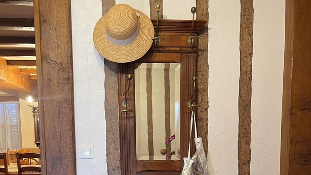 A wooden door with a mirror, a hat, and a bag hanging on hooks. - Château region/Sancerre Loire Valley large family house! Spacious w/courtyard! (Pierrefiette sur Sauldre)