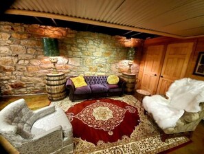 Living area - Unique Speakeasy Themed Studio in Uptown Butte

 (Butte)