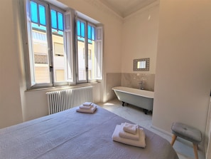 Suite de lujo, 1 cama doble con sofá cama, no fumadores | 1 dormitorio, sábanas de algodón egipcio, ropa de cama de alta calidad