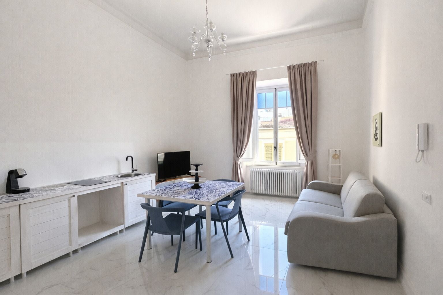 Suite familiare | Area soggiorno | Smart TV 40 pollici con canali satellitari