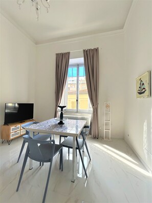 家庭套房 | 起居区 | 40-英寸智能电视(配备卫星频道)