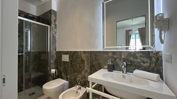 Phòng Suite phong cách lãng mạn | Phòng tắm | Bồn tắm và buồng tắm vòi sen riêng, bồn tắm ngâm, vòi sen phun mưa