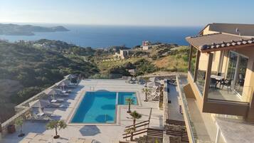 Piscine extérieure (ouverte en saison), cabanons gratuits