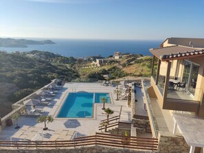 Piscine extérieure (ouverte en saison), cabanons gratuits