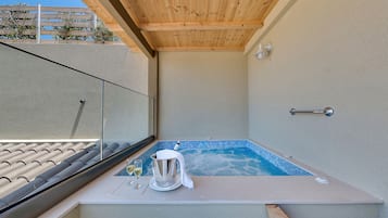 Suite de luna de miel, vista al mar | Caja de seguridad en la habitación y escritorio