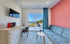 Suite – honeymoon, sjøutsikt | Safe på rommet, individuelt dekorert, individuelt innredet og skrivebord