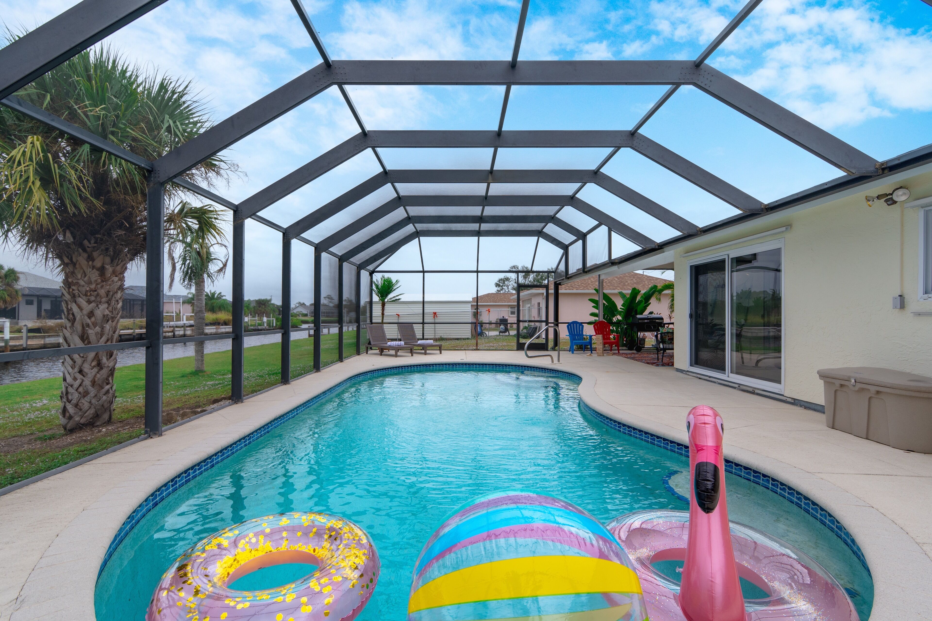 Charlotte's Favorite-3BD-Heated pool-Private Dock- Charcoal BBQ