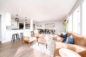 Dining - Eclectic Mid-Mod Retreat 15 min to DT Denver (Wheat Ridge)