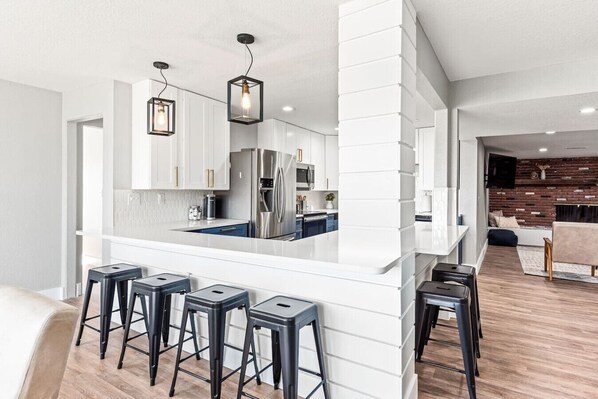 冷蔵庫、電子レンジ、オーブン、コンロ