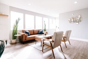 テレビ、暖炉、卓球台