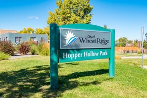 Schild für den Hoper Hollow Park der Stadt Wheat Ridge.
