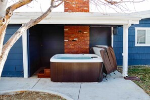 Outdoor spa tub - Eclectic Mid-Mod Retreat 15 min to DT Denver (Wheat Ridge)
