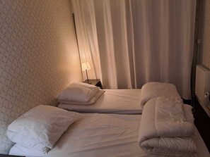 4 bedrooms, iron/ironing board, WiFi