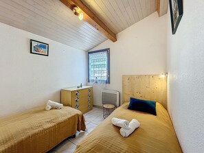 2 chambres, fer et planche à repasser