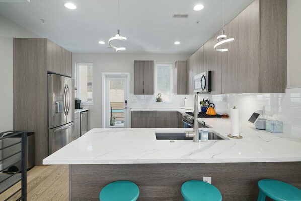 Kylskåp, mikrovågsugn, ugn och spishäll