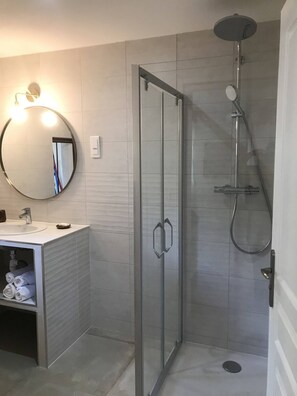 Towels - Magnifique Appart. 6 Pers + 150 m² Terrasse vue Imprenable, Piscine/jaccuzzi (Manso)