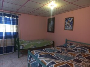 1 chambre, fer et planche à repasser, accès au Wi-Fi (inclus)
