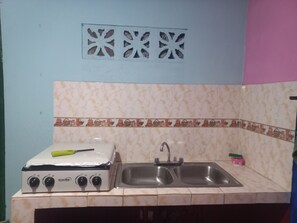 Refrigerador, microondas, parrilla de estufa y cafetera y tetera 