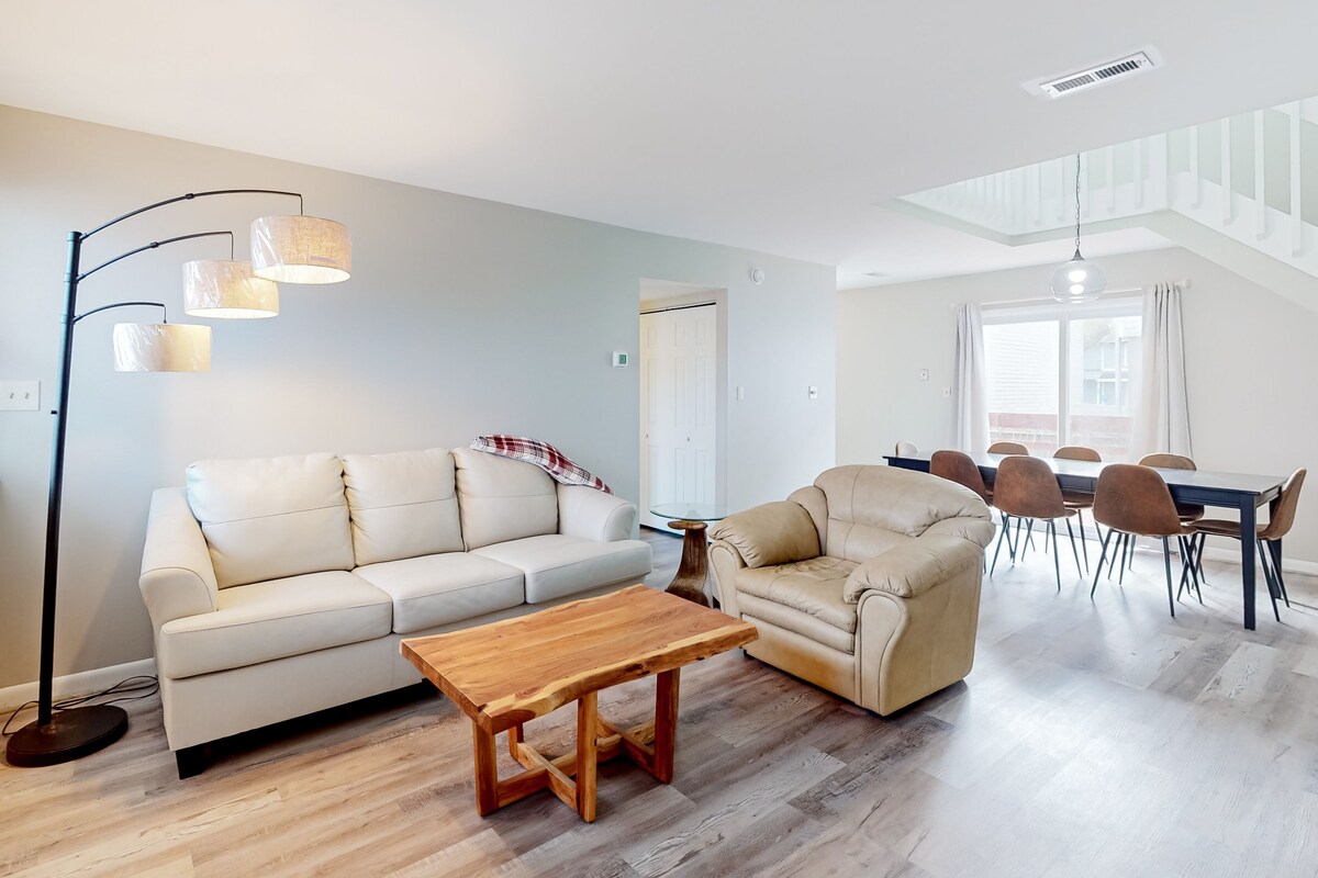 Dog-friendly townhouse near beach with deck, streaming, washer/dryer, & AC