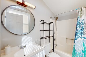 Een haardroger, handdoeken