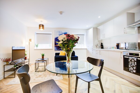 Căn hộ Executive | Khu phòng khách | Smart TV 54-inch có truyền hình cáp 