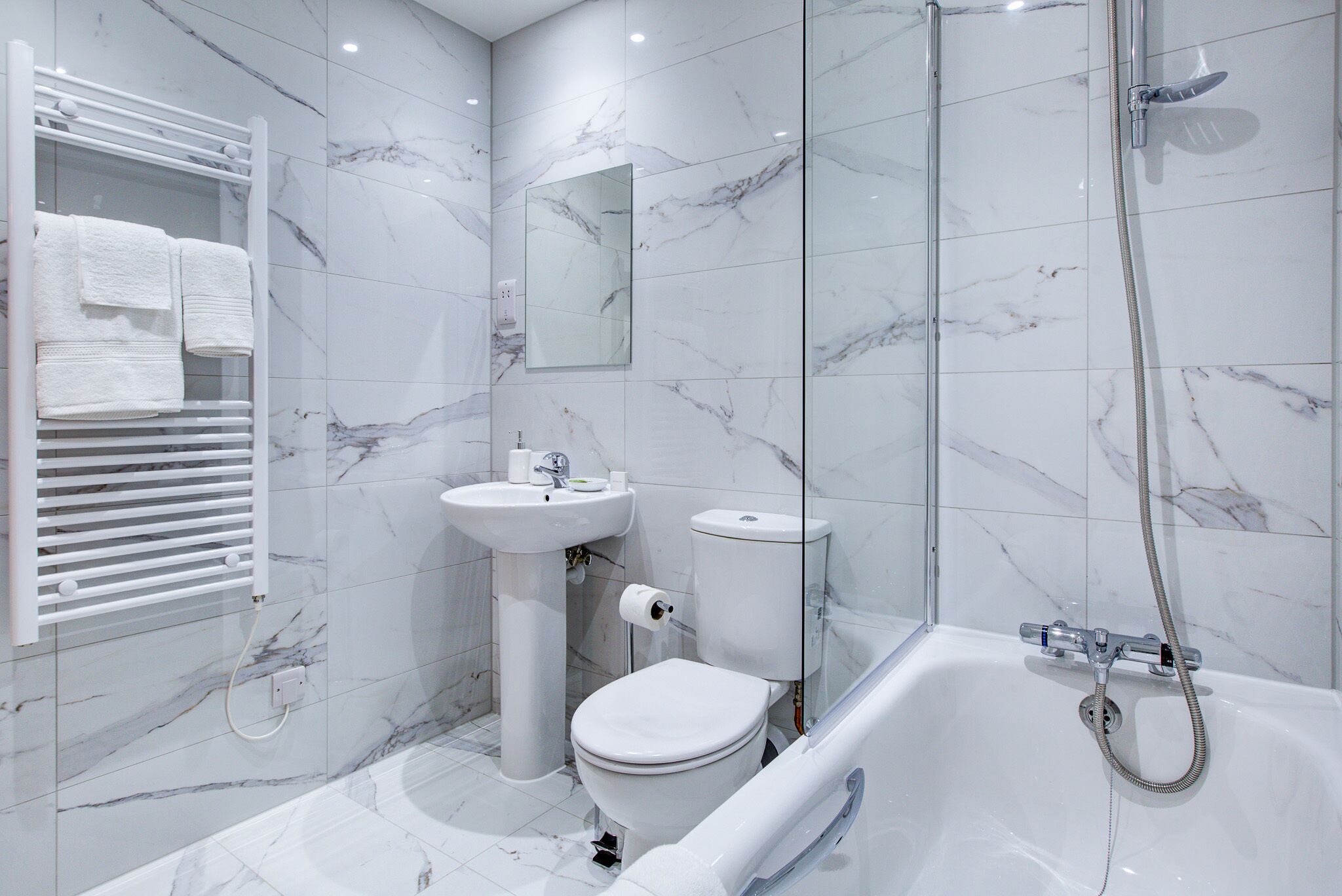 Apartemen Eksekutif | Kamar mandi | Kombinasi shower/bathtub, pengering rambut, handuk, dan sampo