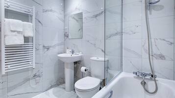 Apartemen Eksekutif | Kamar mandi | Kombinasi shower/bathtub, pengering rambut, handuk, dan sampo