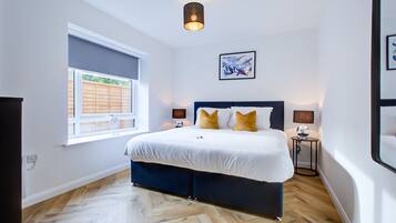 1 bedroom, premium bedding, desk, laptop workspace