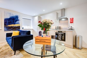 Apartamento executivo | Área de estar | Smart TV 54 polegadas com canais a cabo