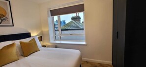 Grand Apartment | Premium bedding, desk, laptop workspace, soundproofing - Hybrid Resi - Mitcham  (Mitcham)
