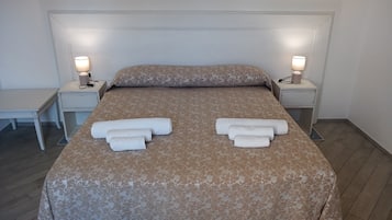 Ropa de cama de alta calidad, camas con pillow-top y escritorio