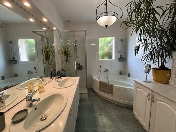 Dusche, Haartrockner, Handtücher, Seife