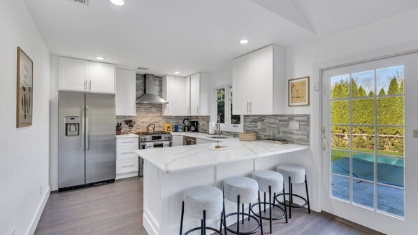 Refrigerador, microondas, horno, placa de cocina