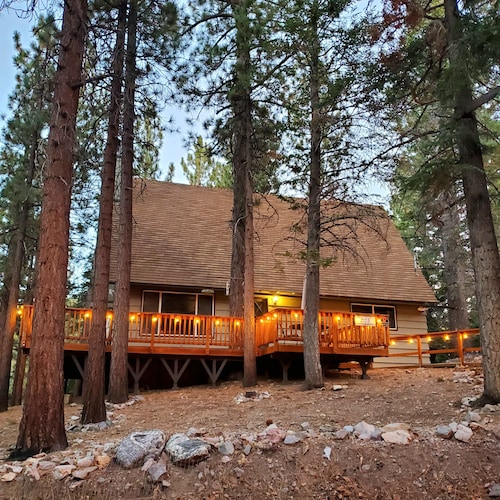 Big Bear Lake Cabin w/ Game Room, 1 Mi to Ski Slopes!