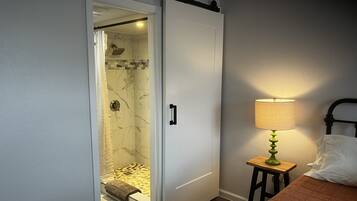 2 bedrooms, desk, free WiFi, bed sheets