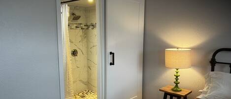 2 dormitorios, escritorio, wifi gratis y ropa de cama