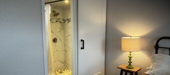 Newly remodeled, cozy retreat just minutes from Jacob’s well. 