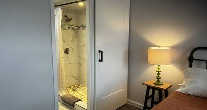 Newly remodeled, cozy retreat just minutes from Jacob’s well.