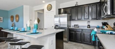 Kylskåp, mikrovågsugn, ugn och spishäll