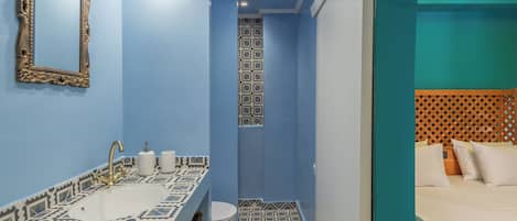 Design Apartment | Bathroom | Shower, rainfall showerhead, hair dryer, towels