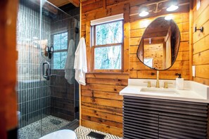 Eco-friendly toiletries, hair dryer, towels, soap - Modern Creekside Cabin + Fire pit (Blue Ridge)