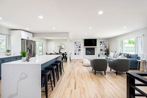 Televisión, chimenea, futbolito y tenis de mesa 